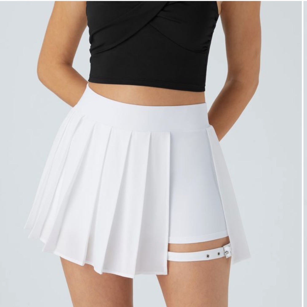 HALARA White Pleated Mini Skort with buckle